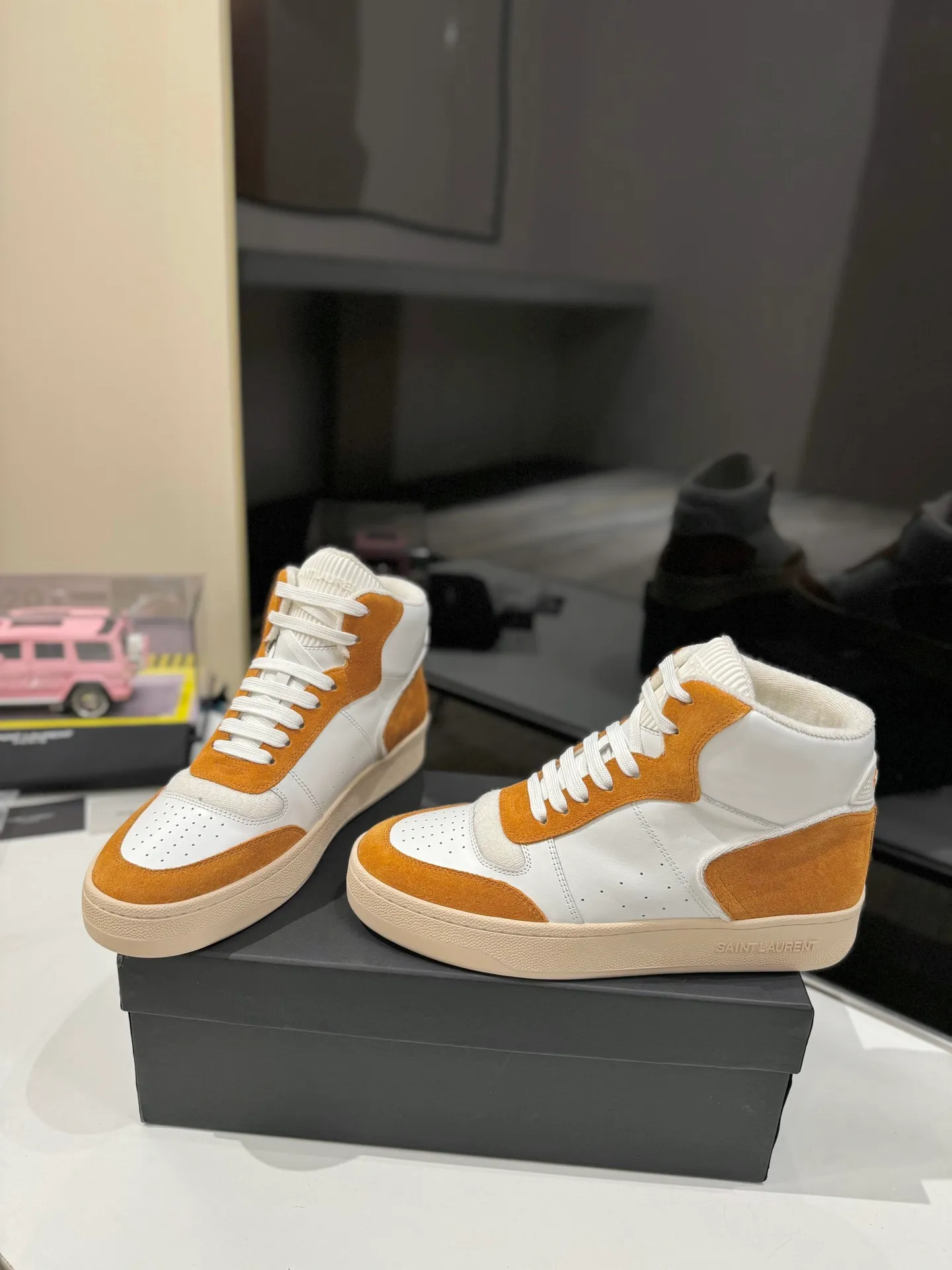 👟👟Ex-factory price 680👟👟 [High version for couples] YSL SAINT LAURENT Yves Saint Laurent SL61, the latest popular casual series in spring and summer...👍👍 Yves Saint Laurent SL61, original purchase, 1:1 replica, fresh blood injection and casual retro design, super good-looking and versatile, the upper is made of cowhide punching and splicing, the upper is super soft , lightweight and comfortable to match with sweatshirts, it is recommended to have one pair in each hand😁 ✅Fabric: Original customized cowhide ➕Punching process ➕Last process ✅Inner lining: Original towel lining ✅Feet: Original customized cowhide ✅Outsole: Original molded two-color bottom ✅Packaging: Original full set of packaging ✅Code number: 35-46 (Female 41.42. Male 38.45.46 Customized, non-returnable)